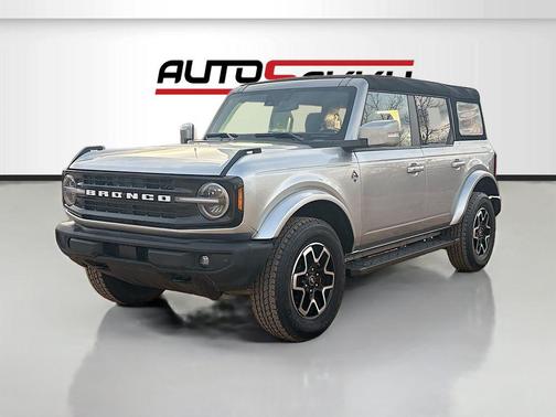 ICONIC SILVER METALLIC 2024 Ford Bronco Outer Banks