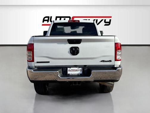 Bright White Clearcoat 2024 RAM 2500 Big Horn Crew Cab 4x4 6'4' Box