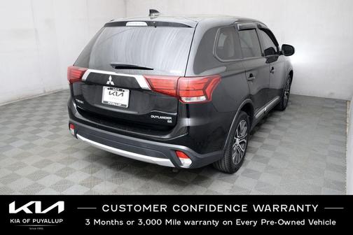 Labrador Black Metallic 2018 Mitsubishi Outlander SE