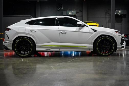 2022 Lamborghini Urus Graphite Capsule