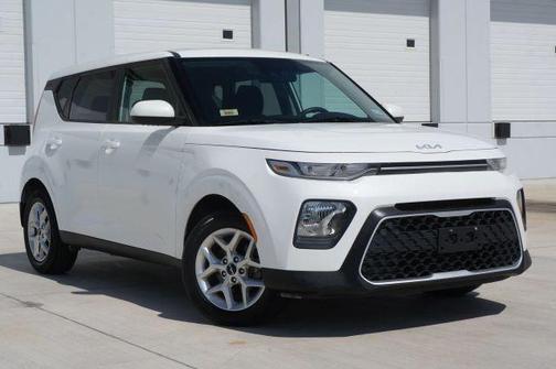 White 2022 Kia Soul LX