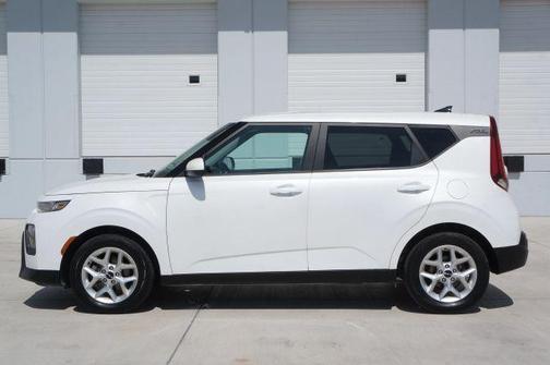 White 2022 Kia Soul LX