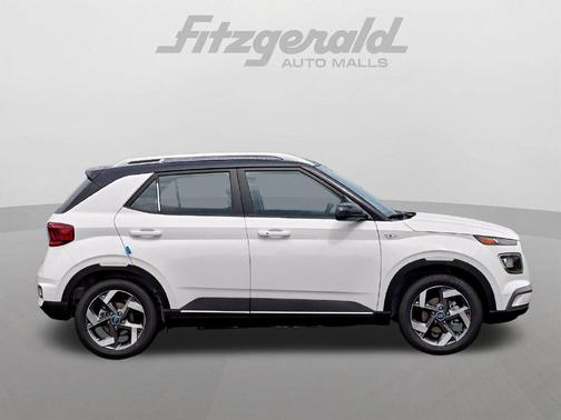 Lunar White w/Black Roof 2026 Hyundai VENUE SEL w/Two-Tone Roof