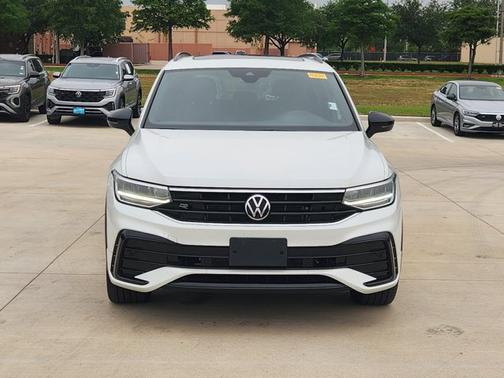 Opal White Pearl Effect 2023 Volkswagen Tiguan 2.0T SE R-Line Black