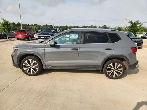 Pure Gray 2024 Volkswagen Taos 1.5T SE