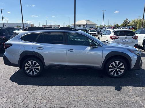 Ice Silver Metallic 2023 Subaru Outback Limited XT
