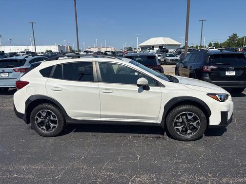Crystal White Pearl 2019 Subaru Crosstrek 2.0i Premium