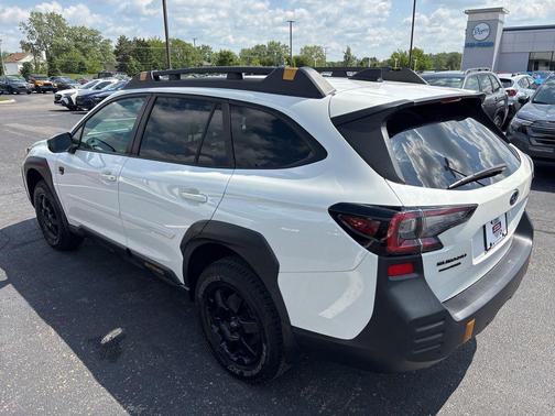 Crystal White Pearl 2024 Subaru Outback Wilderness