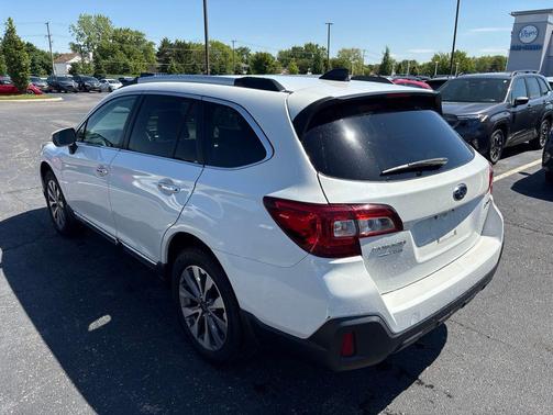 Crystal White Pearl 2019 Subaru Outback 2.5i Touring