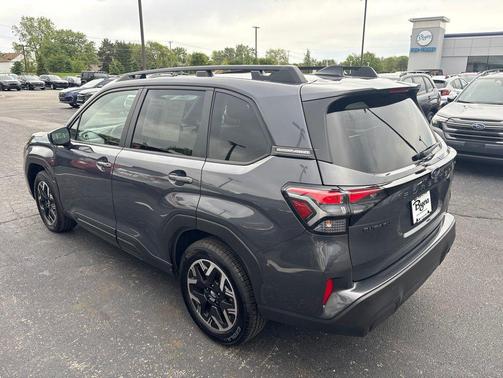 Magnetite Gray Metallic 2025 Subaru Forester Premium