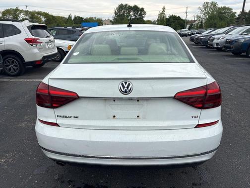 Pure White 2017 Volkswagen Passat 1.8T SE