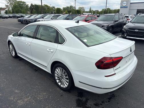 Pure White 2017 Volkswagen Passat 1.8T SE