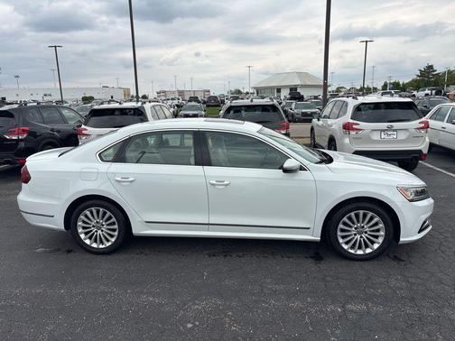 Pure White 2017 Volkswagen Passat 1.8T SE