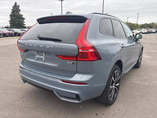 2024 Volvo XC60 B5 Plus Dark Theme