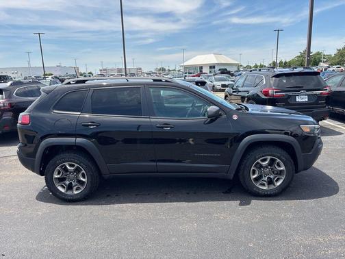 Diamond Black Crystal Pearlcoat 2019 Jeep Cherokee Trailhawk