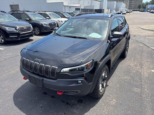 Diamond Black Crystal Pearlcoat 2019 Jeep Cherokee Trailhawk