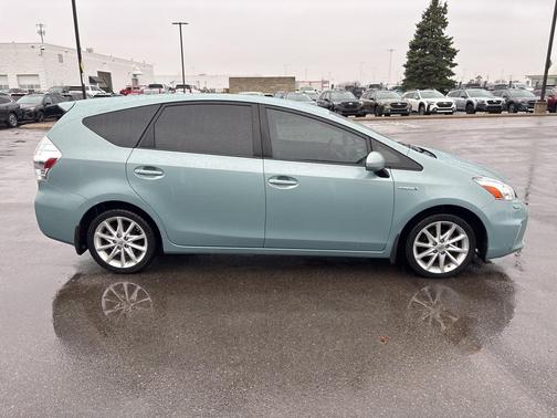 2014 Toyota Prius v Five
