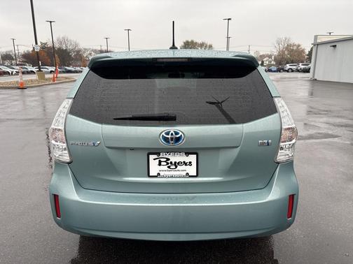2014 Toyota Prius v Five