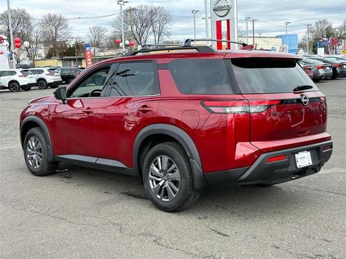 2025 Nissan Pathfinder SL