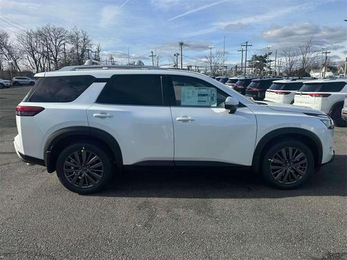 2025 Nissan Pathfinder SL