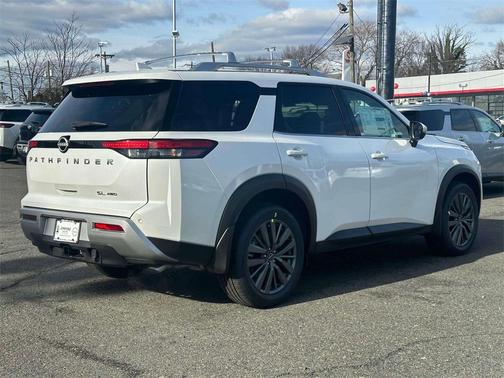 2025 Nissan Pathfinder SL