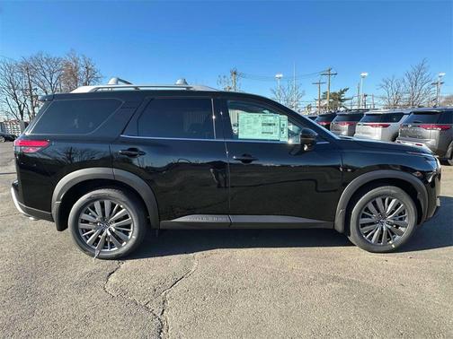 2025 Nissan Pathfinder SL