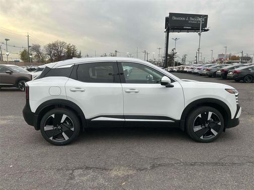 2025 Nissan Kicks SR
