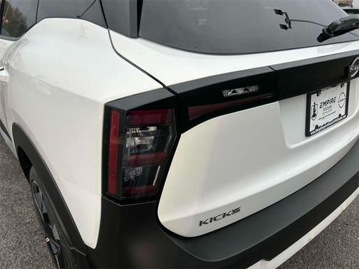 2025 Nissan Kicks SR