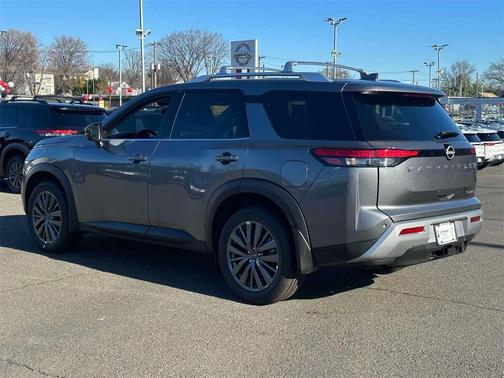 2025 Nissan Pathfinder SL