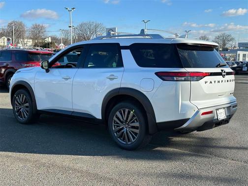 2025 Nissan Pathfinder SL