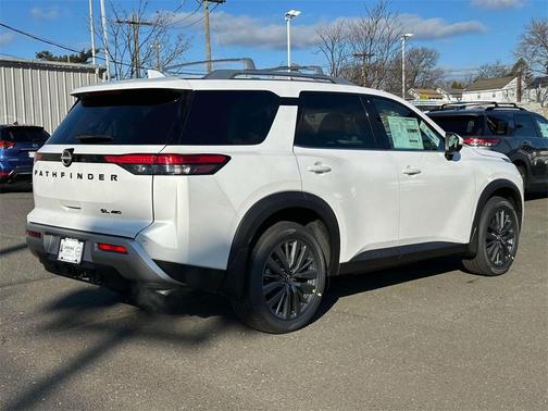 2025 Nissan Pathfinder SL