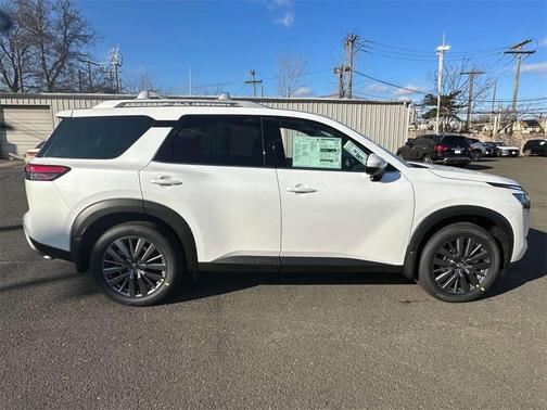 2025 Nissan Pathfinder SL