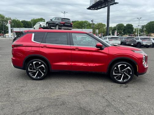 2023 Mitsubishi Outlander SE