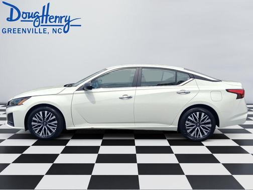 Glacier White 2025 Nissan Altima SV