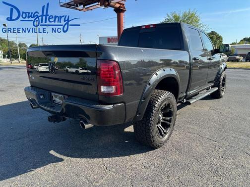 Brilliant Black Crystal Pearlcoat 2016 RAM 1500 Sport
