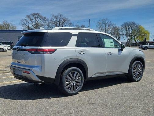 2025 Nissan Pathfinder SL