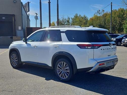 2025 Nissan Pathfinder SL