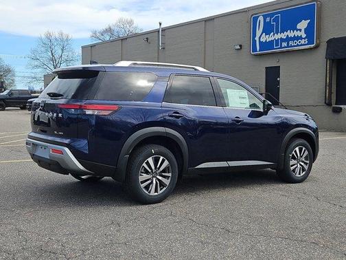 2025 Nissan Pathfinder SL