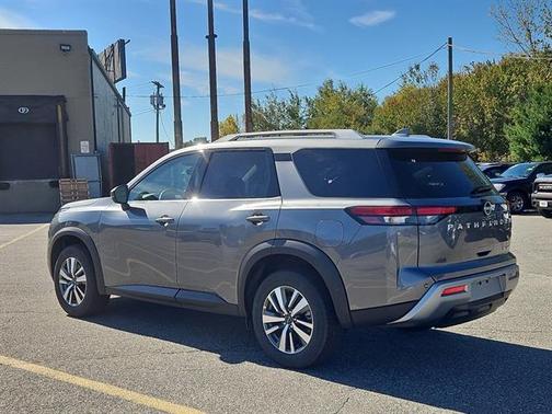2025 Nissan Pathfinder SL