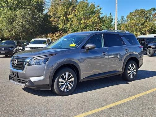 2025 Nissan Pathfinder SL