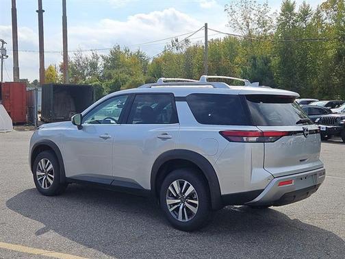 2025 Nissan Pathfinder SL