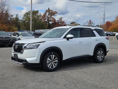 2025 Nissan Pathfinder SL