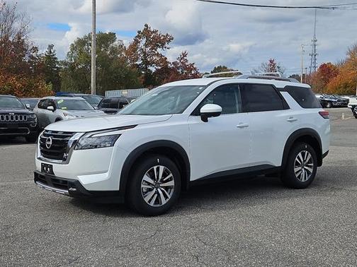 2025 Nissan Pathfinder SL