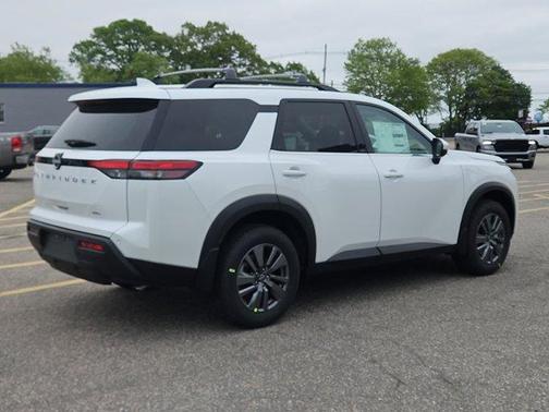 2025 Nissan Pathfinder SV