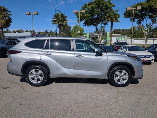 Celestial Silver Metallic 2025 Toyota Highlander LE