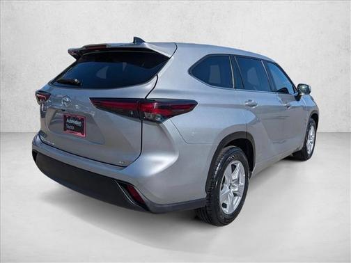 Celestial Silver Metallic 2025 Toyota Highlander LE