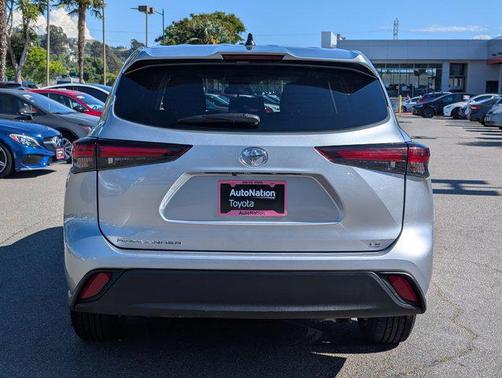 Celestial Silver Metallic 2025 Toyota Highlander LE