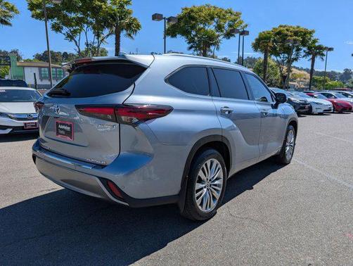 Moon Dust 2024 Toyota Highlander Hybrid Platinum