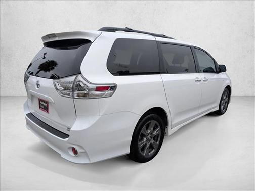 Super White 2019 Toyota Sienna SE