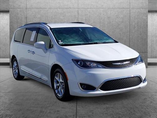 Photo 3 of 25 of 2020 Chrysler Pacifica Touring-L